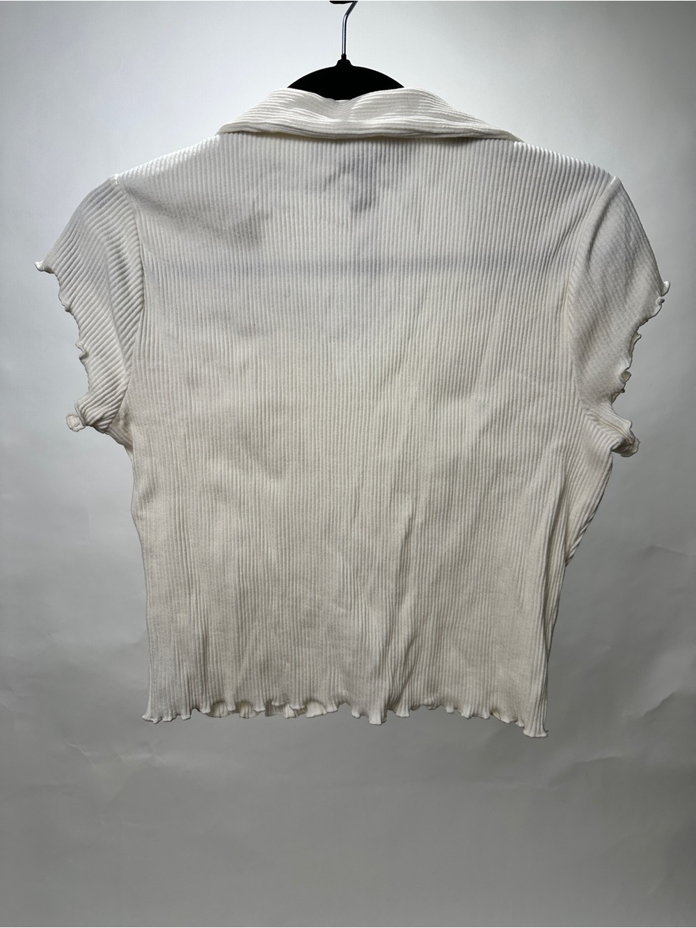 Hello Kitty Cream Ribbed Short-Sleeve Collared Crop Button-Up - Picture 2 of 2